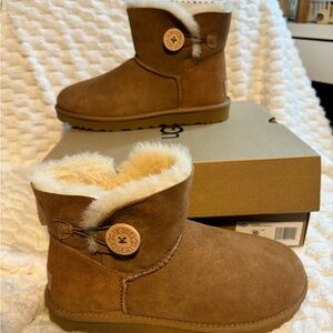 Ugg mini Bailey Button II